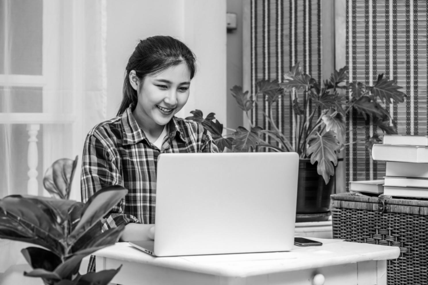 Étudiant analysant des données financières sur son ordinateur portable